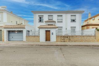 Chalet  36 calle hiedra. Fantástico chalet independiente en olivar de quintosmontequinto