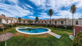 Chalet  Calle dunas. Chalet adosado en venta en isla cristina, urbanización villa dun