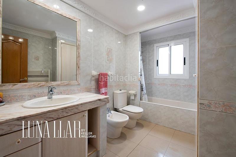 Foto 62868a43-7c63-4471-a055-5e440532373a. Casa amb calefacció aparcament piscina a Montmar Castelldefels