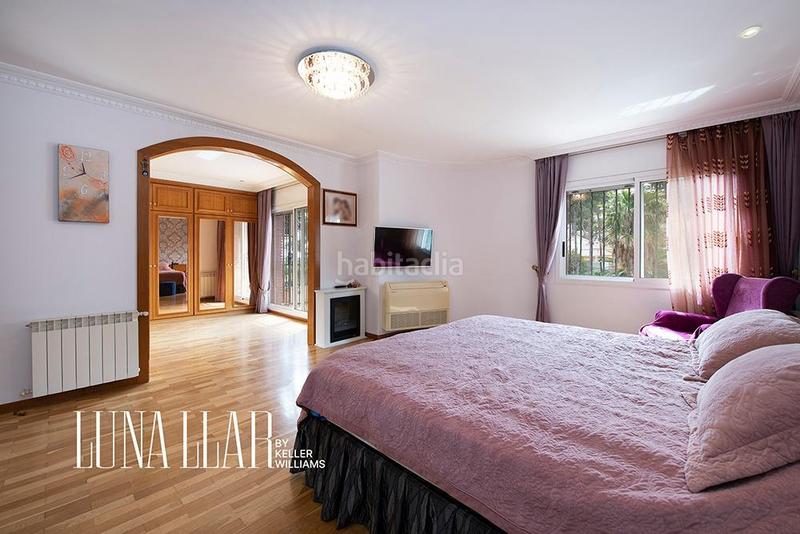 Foto d8c270de-b7f0-48da-b7e0-4642a578a40a. Casa amb calefacció aparcament piscina a Montmar Castelldefels