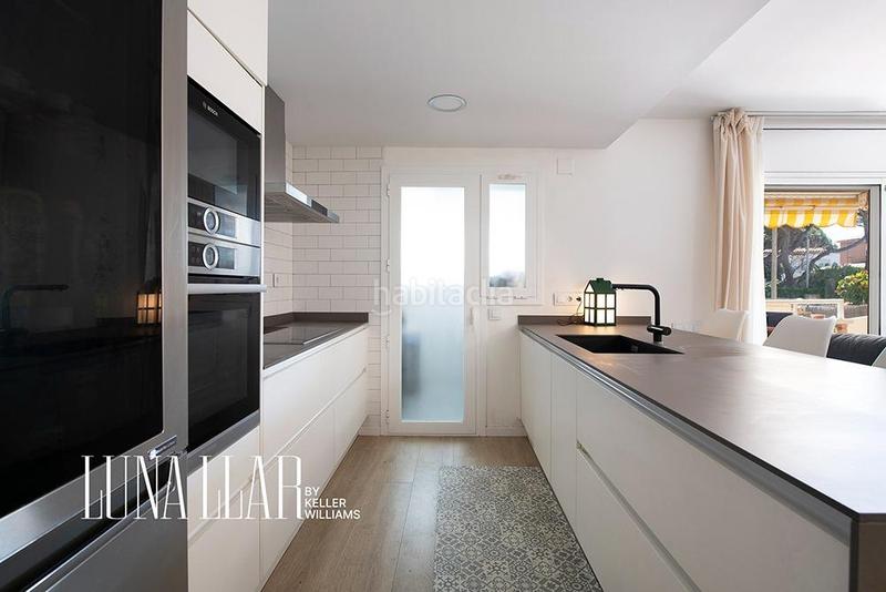 Foto b8ce8cb6-f5eb-4b03-a741-572e1f43c7a2. Ground floor with parking pool in La Pineda Castelldefels