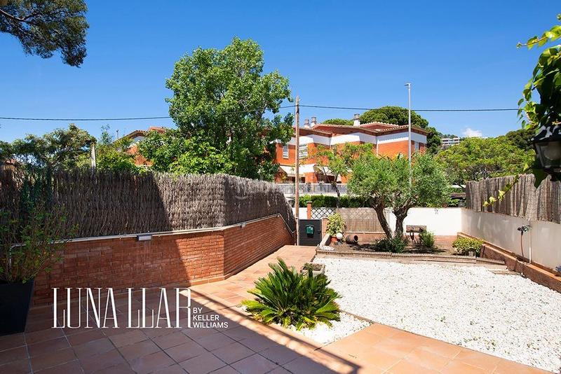 Foto 2c6077a0-2841-4de2-9435-87639c95e7fe. Casa pareada en Baixador Castelldefels