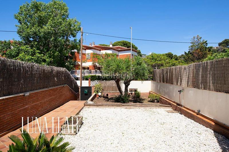 Foto a8d5cbb7-4101-4b0b-84ca-34b8865f76a7. Casa pareada en Baixador Castelldefels
