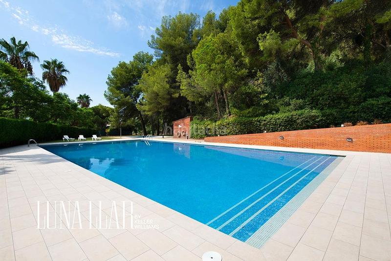 Foto 5c4ff972-684b-44d8-b68a-410b5dd6b877. Attico con riscaldamento parcheggio piscina in les botigues de Sitges Sitges