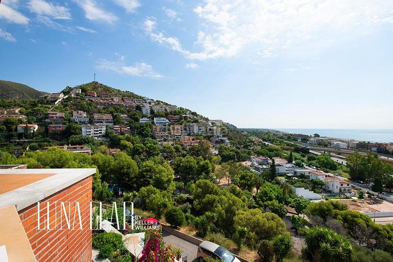 Foto 12fd3051-2125-4c66-b758-6cc1cc1c1490. Penthouse with heating parking pool in les botigues de Sitges Sitges
