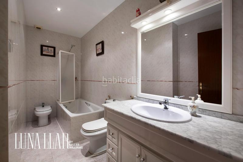 Foto 0217607e-aa34-4458-b26d-b49025bf11b3. Casa a schiera con parcheggio in Centre-Estació Gavà