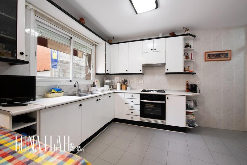 Foto 635685a7-9a81-4ee7-b158-98384477d8bf. Casa adossada amb aparcament a Centre-Estació Gavà