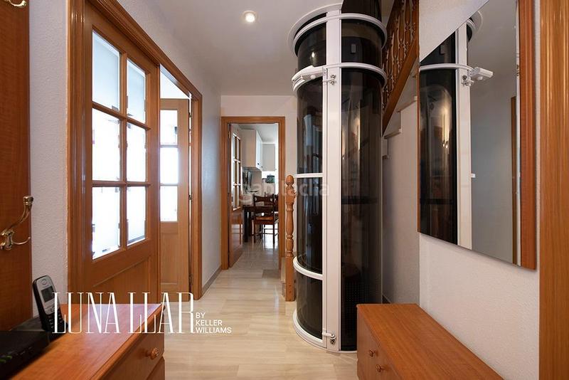 Foto d8e475bd-d896-4864-9fc9-d2c28dbf2f5f. Attico con riscaldamento parcheggio piscina in les botigues de Sitges Sitges