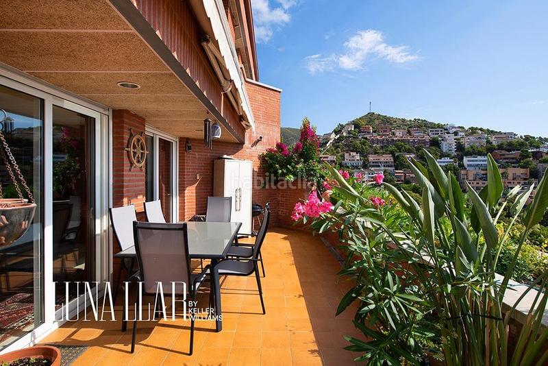 Foto f956e13b-9a7a-436f-bdb7-0d34fd90bc78. Attique avec chauffage parking piscine dans les botigues de Sitges Sitges