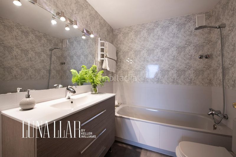 Foto 33233537-4ecc-4b73-b5c8-88a94e13c8ce. Casa adossada amb calefacció aparcament a Torrent Ballester Viladecans