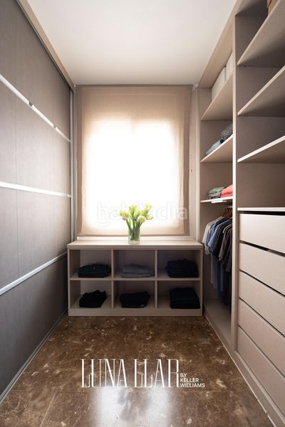 Foto 48fd42f4-b307-4d54-bbfd-bf17921e51d2. Casa adossada amb calefacció aparcament a Torrent Ballester Viladecans