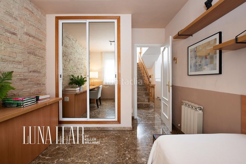 Foto 9e68f303-1831-4a78-8ff3-2c0f7c58f1a3. Casa adossada amb calefacció aparcament a Torrent Ballester Viladecans