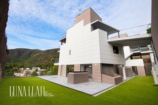 Haus  Castelldefels - carrer carrer de joan alcover, 15. Casa de obra nueva amplia con piscina privada