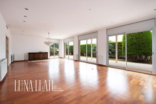 House  Castelldefels - plaça plaça del pi. Exclusiva casa con 3 dormitorios en suite y aparcamiento para 4