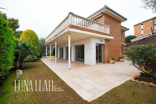 Casa  Castelldefels - plaça plaça del pi. Exclusiva casa con 3 dormitorios en suite y aparcamiento para 4