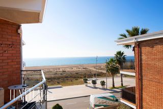Pis  Castelldefels - passeig marítim. Piso en primera línea de mar con vistas al mar