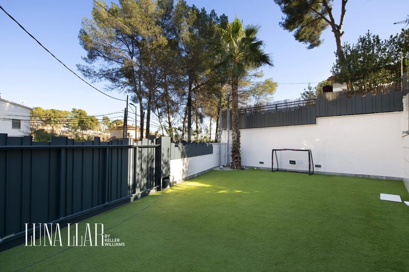 Foto f35c30f5-a547-49c6-a512-0e1fc2d677a1. Casa amb calefacció aparcament a Montmar Castelldefels