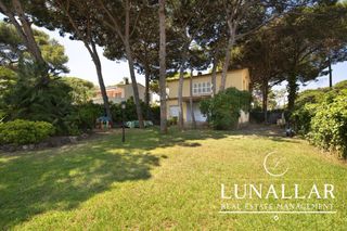 Casa a La Pineda. Casa independiente en esquina en la pineda, castelldefels, a 2 m
