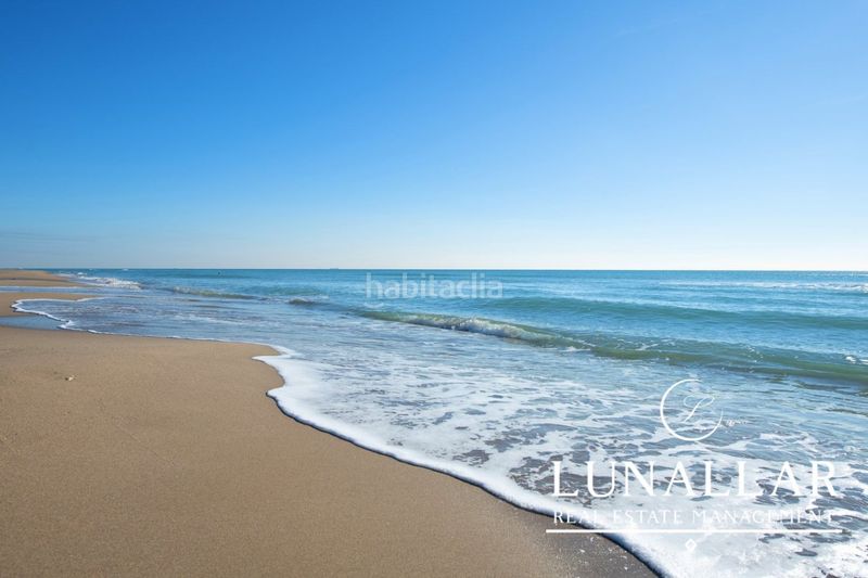 Foto f072380d-b70e-4281-b46a-2e673b4ff3d7. Casa amb aparcament a La Pineda Castelldefels