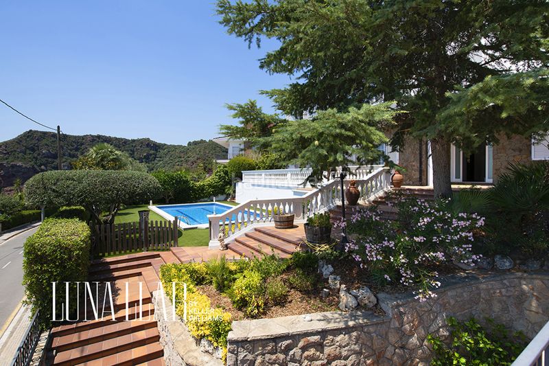 Foto ea90ab4d-aab7-4857-8787-9ec5880402e0. Casa amb calefacció aparcament piscina a Bruguers Gavà