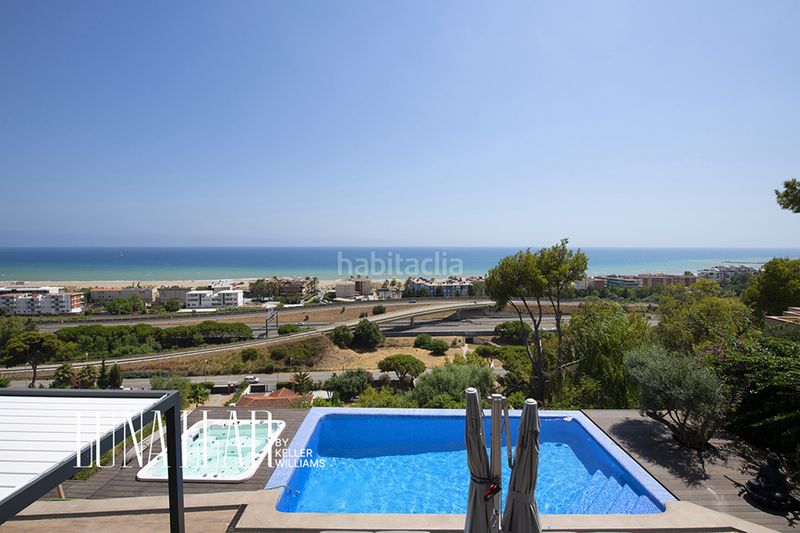 Foto f2014ab5-9d6f-41f4-81b0-f8937d8c8063. Rent house with parking in les botigues de Sitges Sitges