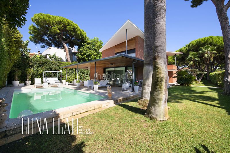 Foto 0718e4ba-91af-49b2-aa5b-42e9a122038e. Casa amb piscina a Montmar Castelldefels