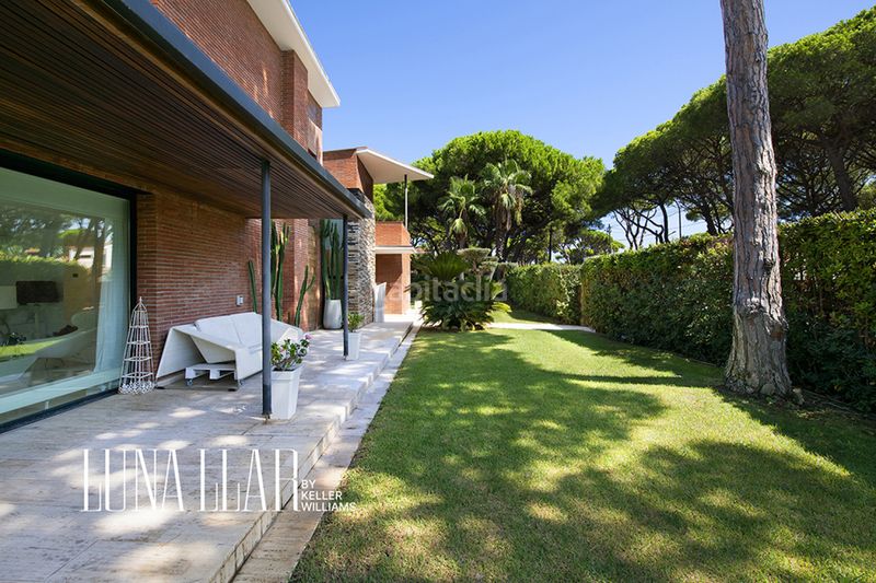 Foto 2b2070c3-c8d0-4a73-aa24-7415aad83884. Casa amb piscina a Montmar Castelldefels