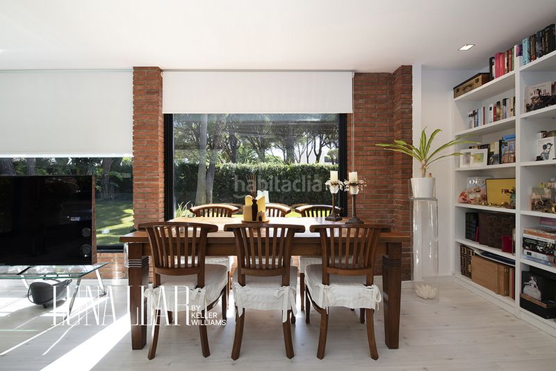 Foto 2f2f2be6-5dda-47eb-8d1f-6256705b8776. Casa amb piscina a Montmar Castelldefels
