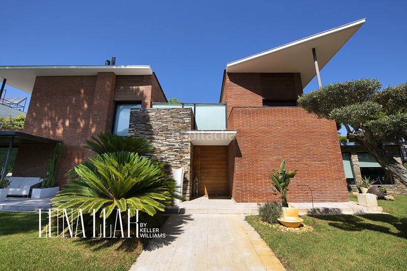 Foto 4385ce9a-a23f-438f-8520-31f561dc1358. Casa amb piscina a Montmar Castelldefels