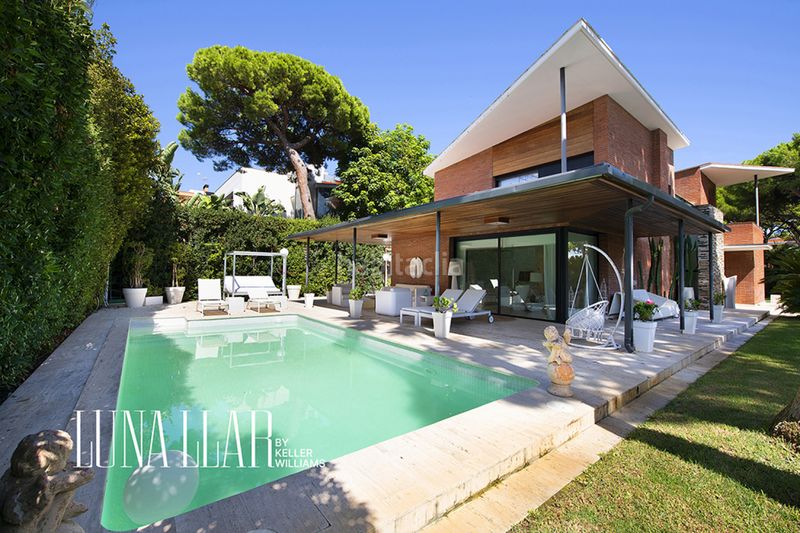 Foto 49e8b461-780a-4364-892b-a4667117c8db. Casa amb piscina a Montmar Castelldefels