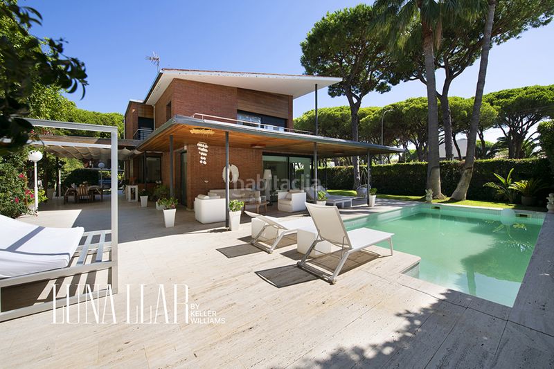 Foto 49f2b9dd-61bd-4e26-872e-747ee5a33f73. Casa amb piscina a Montmar Castelldefels