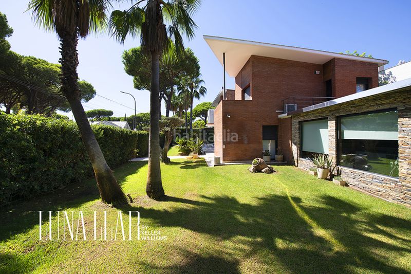 Foto 553eb8e5-469e-4481-90bc-ba9800e163f7. Casa amb piscina a Montmar Castelldefels