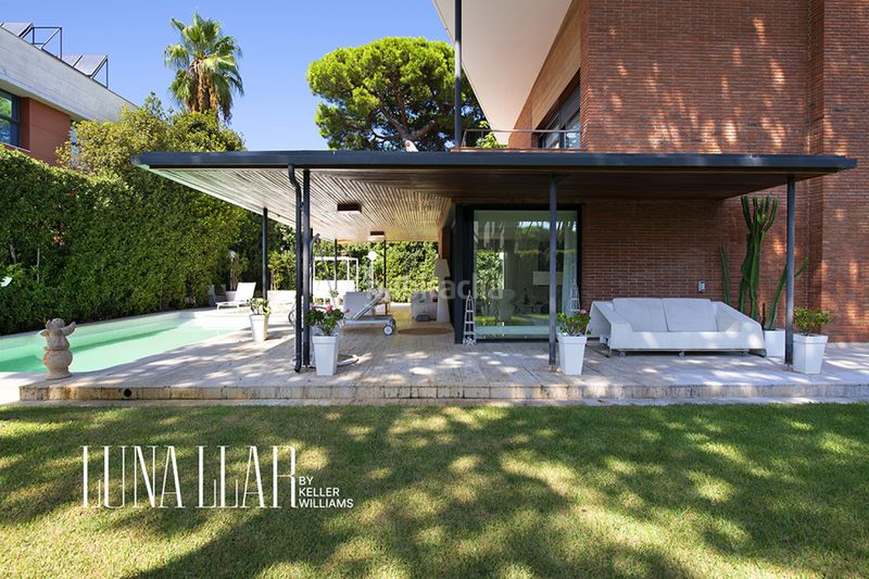 Foto 71906087-3260-41c3-bfda-37303412eb7e. Casa amb piscina a Montmar Castelldefels