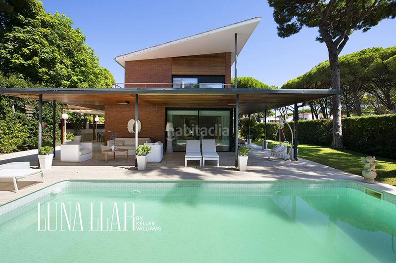 Foto 7e61f735-5403-4796-8501-fe804e048efb. Casa amb piscina a Montmar Castelldefels