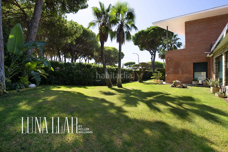 Foto 9cabf86f-a23d-4e35-a6d8-e3880c6bcca8. Casa amb piscina a Montmar Castelldefels
