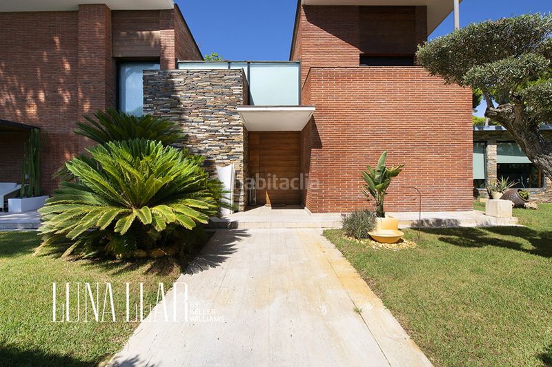 Foto bb9f35fb-7b2c-40b9-9e93-2976846c2ea8. Casa amb piscina a Montmar Castelldefels
