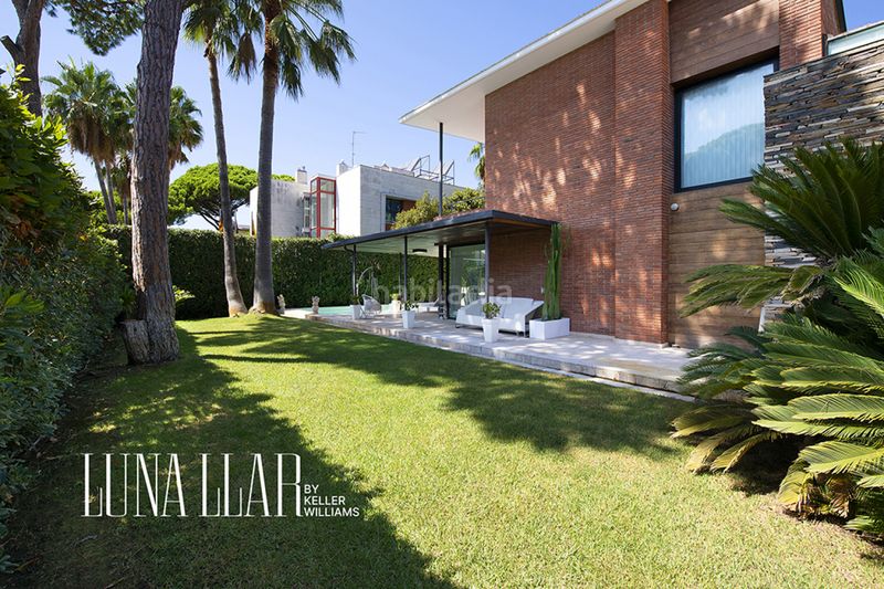 Foto bc1d9219-c835-4da5-ae4f-95a8832f7735. Casa amb piscina a Montmar Castelldefels