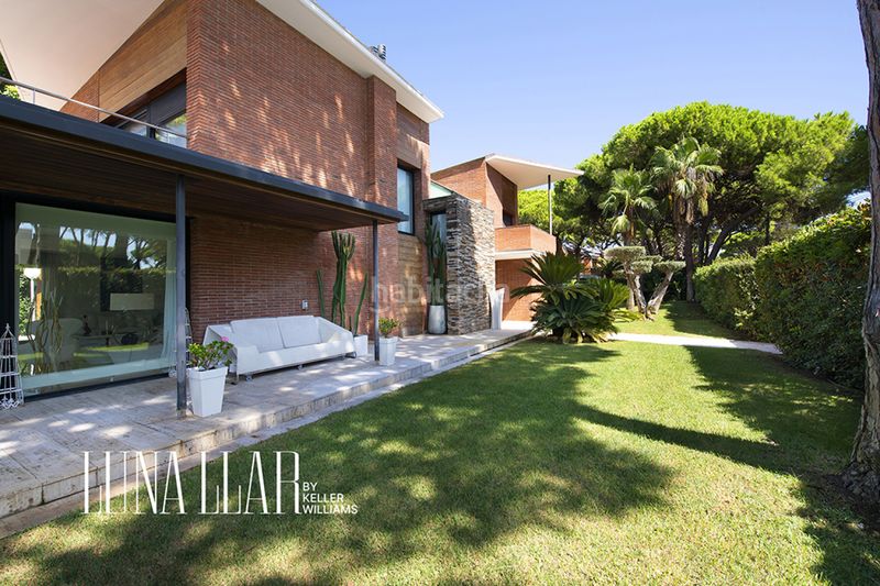 Foto d7778c18-87f2-4776-9007-4af6a89c4004. Casa amb piscina a Montmar Castelldefels