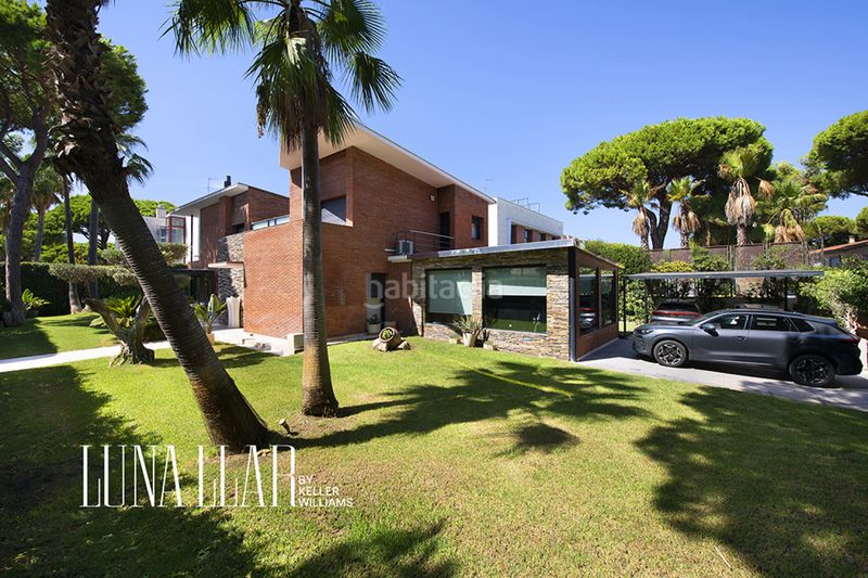 Foto d8116275-a94e-4afb-915a-cd1b606e665b. Casa amb piscina a Montmar Castelldefels