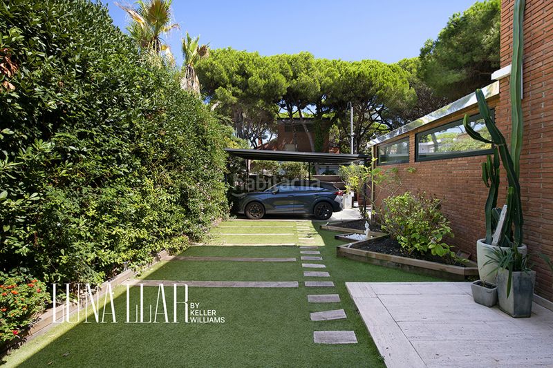 Foto e3b2d7f3-9089-415e-b106-979f6516f7f9. Casa amb piscina a Montmar Castelldefels