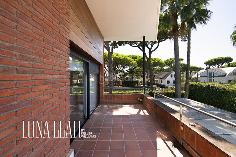 Foto ec00fe47-1f9b-449f-9ca8-b2cff609d38c. Casa amb piscina a Montmar Castelldefels