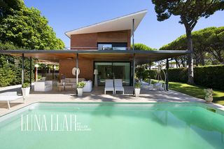 Casa a Montmar. Exclusiva casa con piscina, jardín y terreno plano en la pineda,