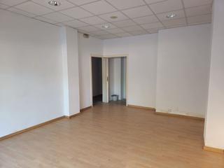 Local Comercial  Corts catalanes. Local com. en venta en balafia, 3 despachos.