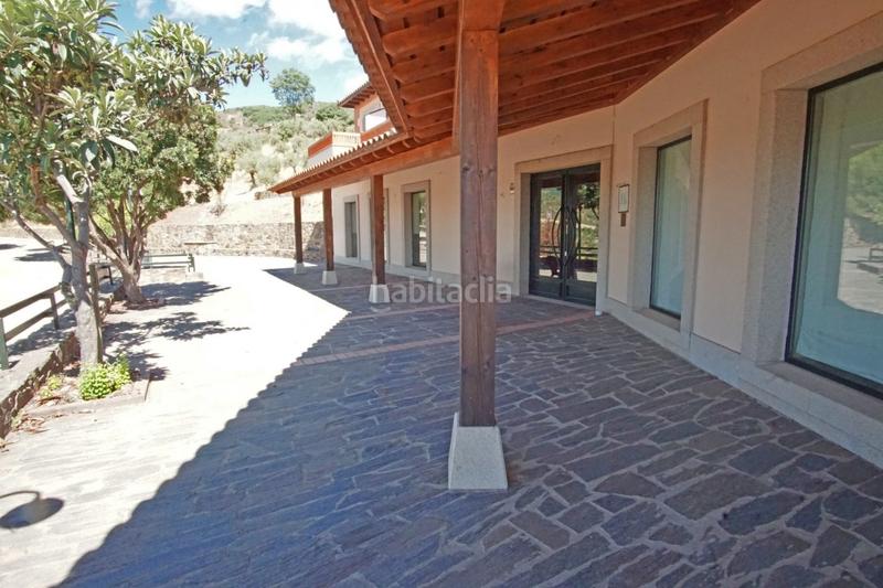 Foto 2f25cce7-5814-42a3-b7d7-dd0f34e05458. Edificio precioso hotel rural con vistas al monasterio . en Guadalupe