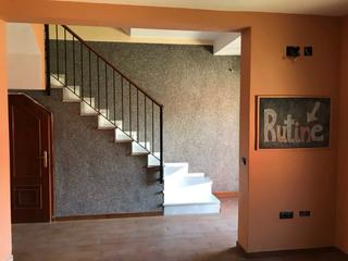 Casa adossada a Sanlúcar la Mayor. No se puede visitar  adosado con ocupas  se vende ocupado...!!