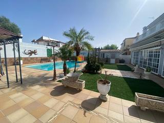 Xalet a Cerros de Montequinto. Chalet independiente con piscina en olivar de quinto, dos herman