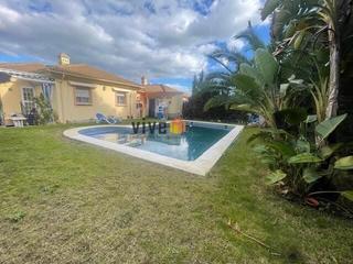 Casa aparellada a El Portil. Pareado con piscina en urbanización la laguna de el portil