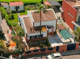 Chalet in Zona Universitaria. Chalet independiente con piscina privada en urbanización los cab