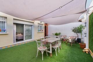 Appartamento in Cruz Roja. Piso con patio reformado  completamente junto cruz roja