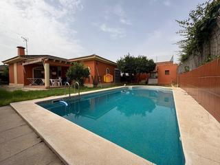 Chalet in Almensilla. Chalet independiente de una planta con piscina en urbanización l